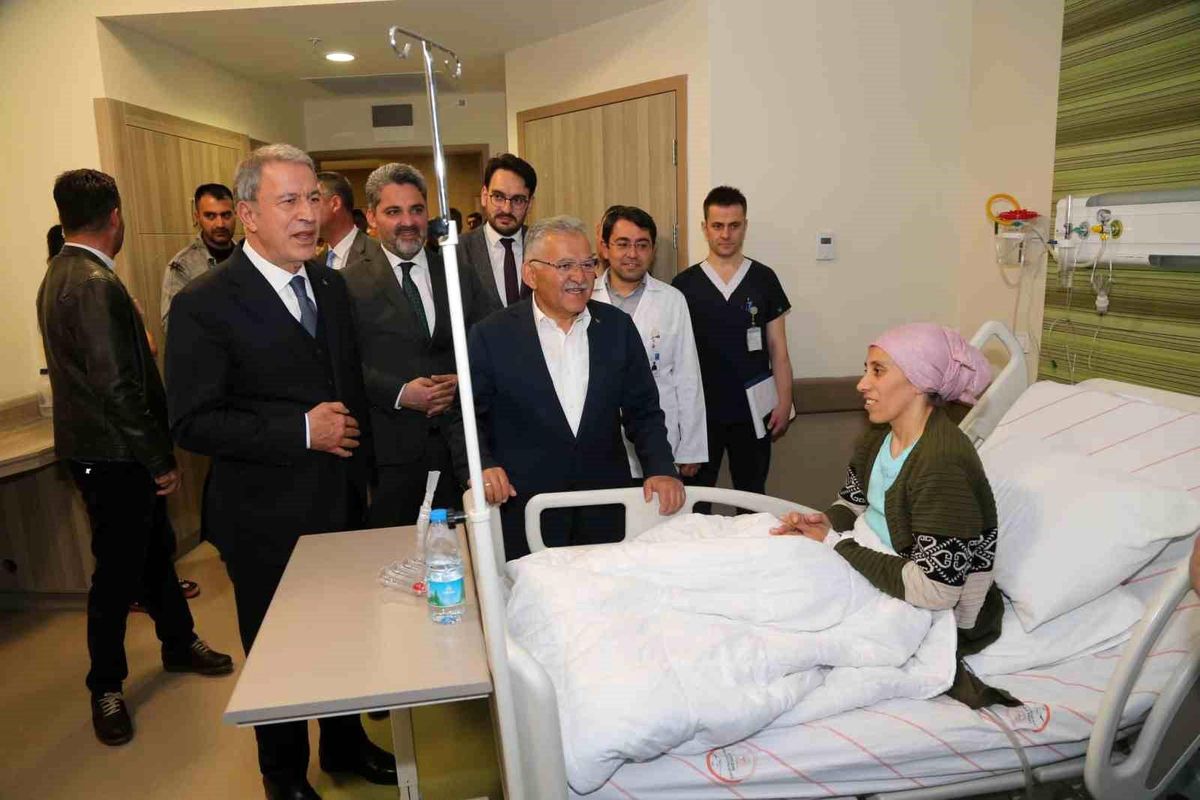 Bakan Akar ile Başkan Büyükkılıç\'tan hastanede bayram ziyareti