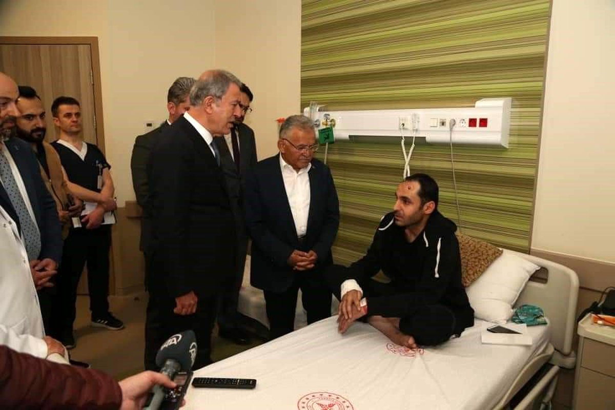Bakan Akar, Hatay\'da depremzedelerle buluştu, Kayseri\'de hastaları ziyaret etti