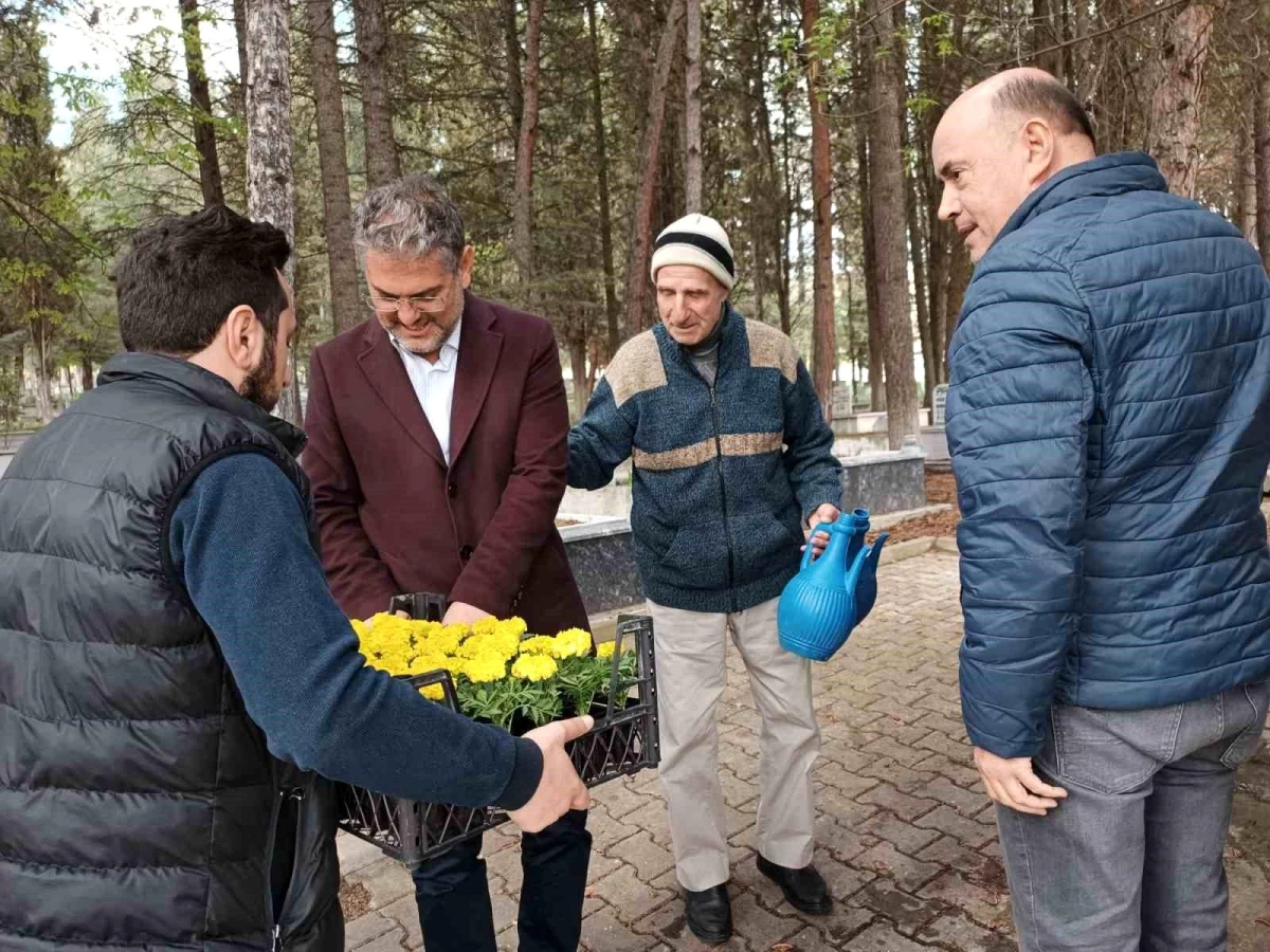Gölpazarı Belediye Başkanı Suer, mezarlık ziyaretinde çiçek dağıttı