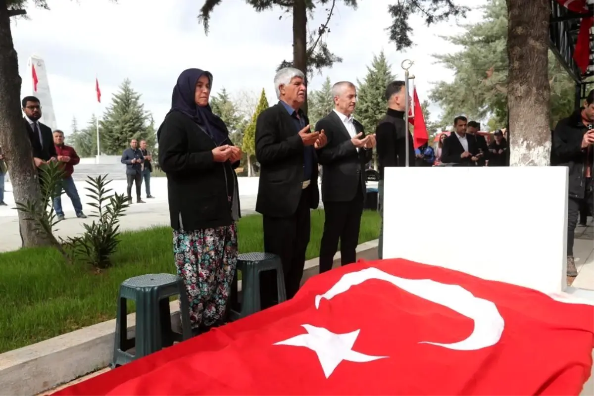 Başkan Tahmazoğlu Şehit Mezarlığına Ziyaret Etti