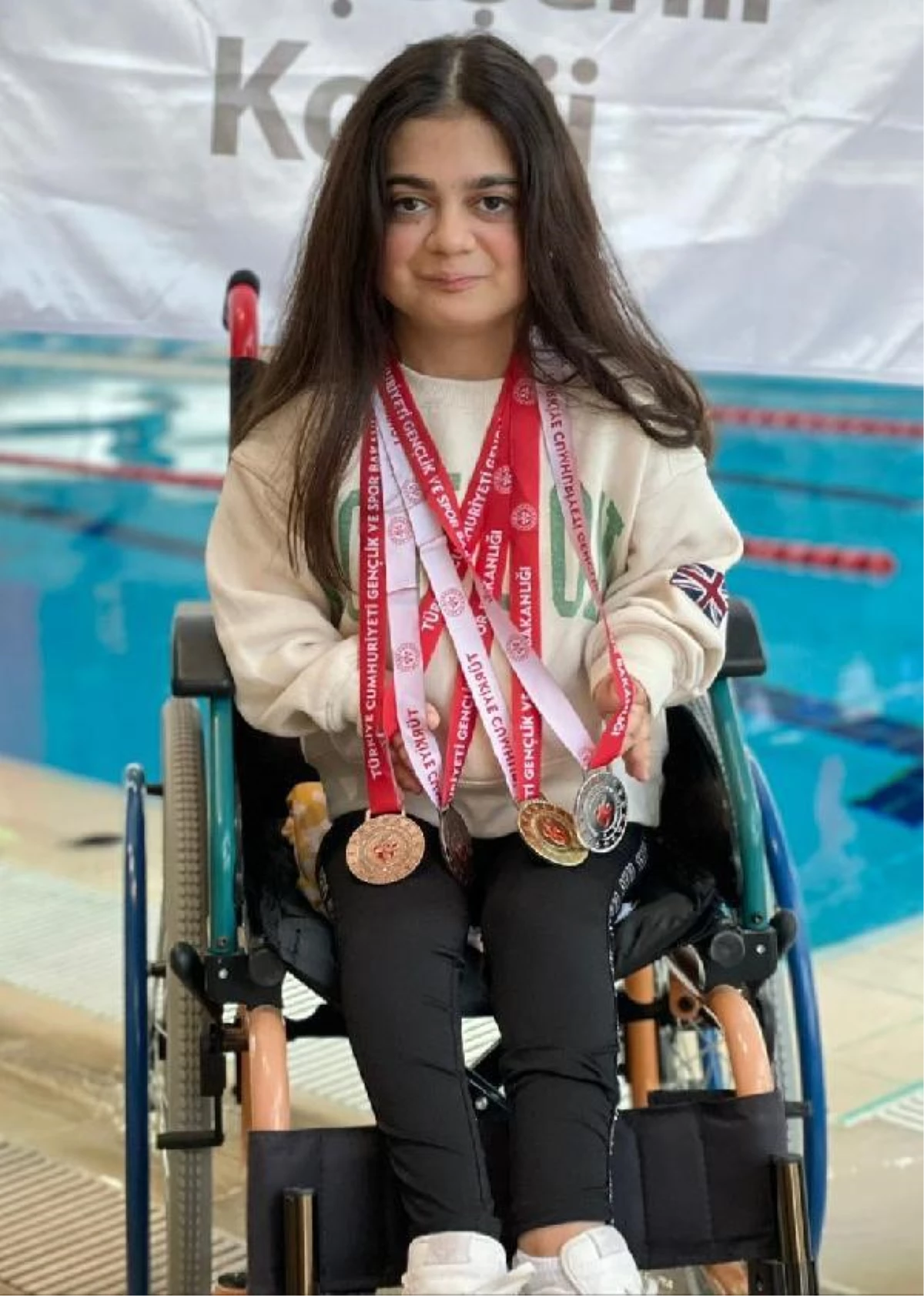 Tekerlekli sandalyeli Selen Yüksel, yüzmede Türkiye Şampiyonu oldu