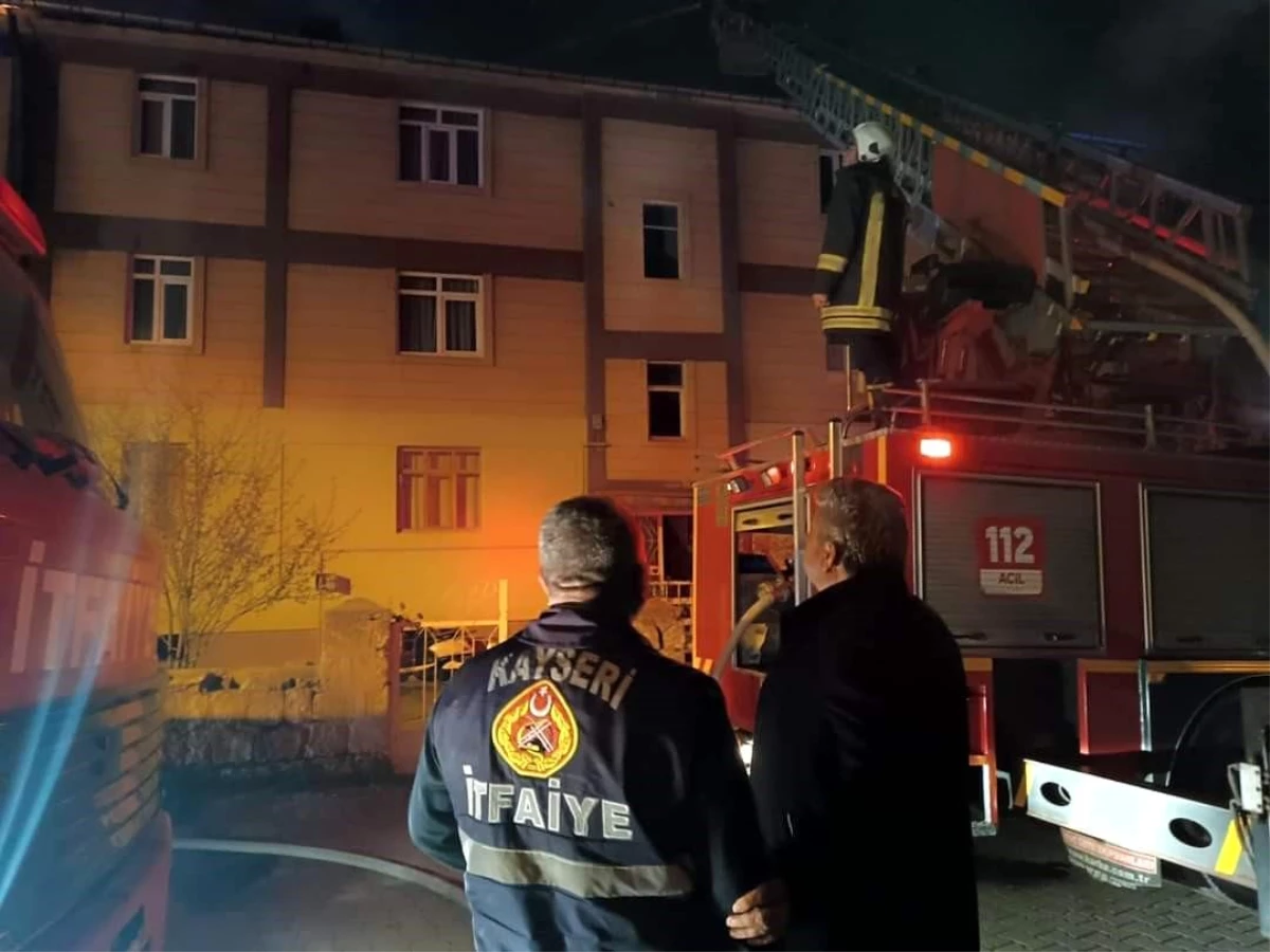 Kayseri Bünyan\'da 4 Katlı Bina Çatısında Yangın Çıktı