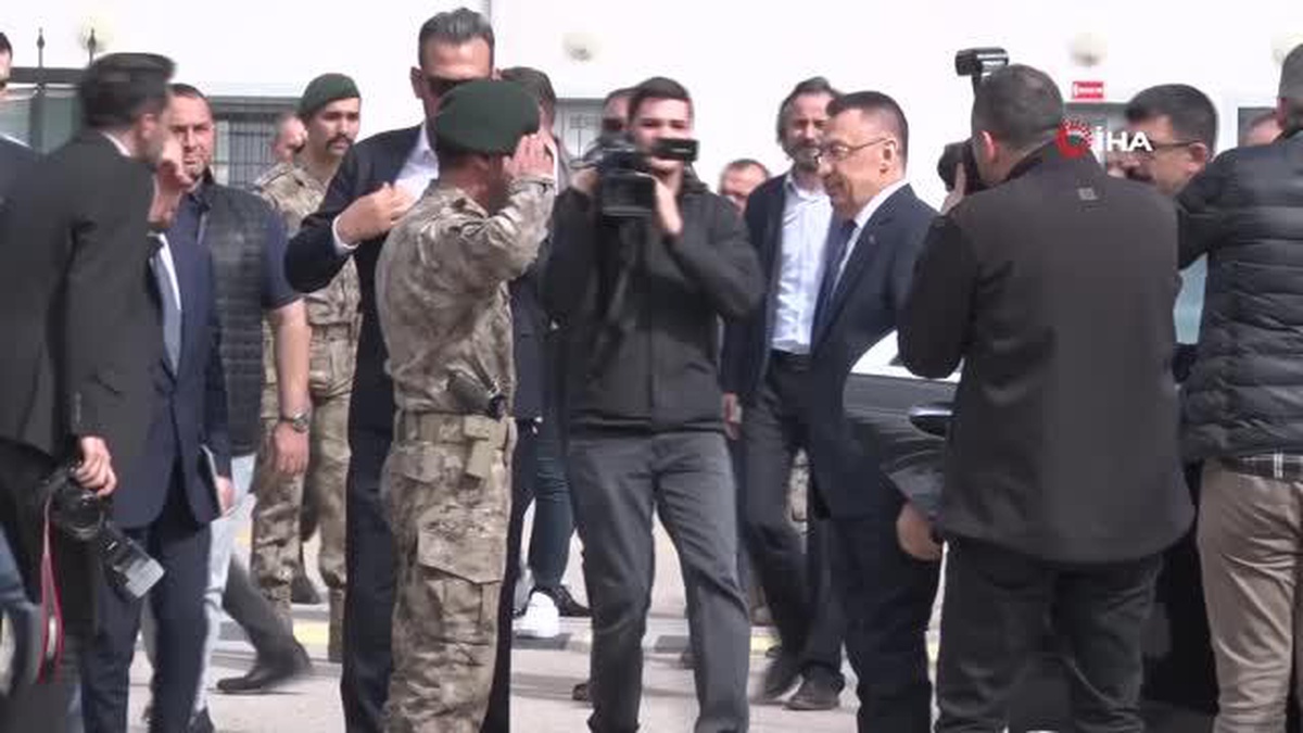 Cumhurbaşkanı Yardımcısı Oktay, şehit ailesine ve özel harekat polislerine bayram ziyaretinde bulundu