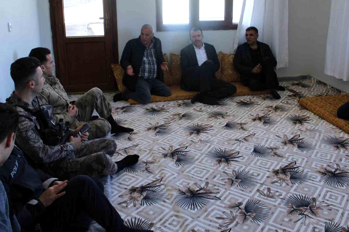Dicle Kaymakamı ve Heyeti Şehit Kabirlerini Ziyaret Etti