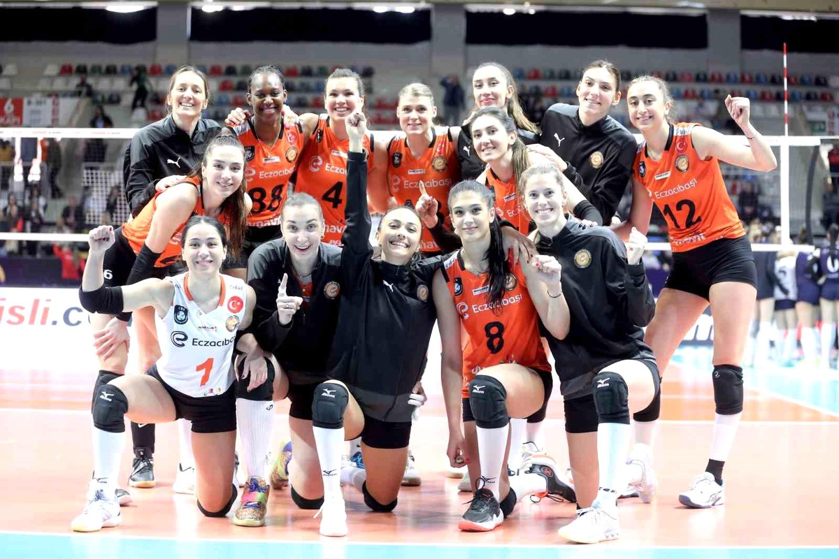 Eczacıbaşı Dynavit, İlbank\'ı 3-0 mağlup ederek normal sezonu lider tamamladı