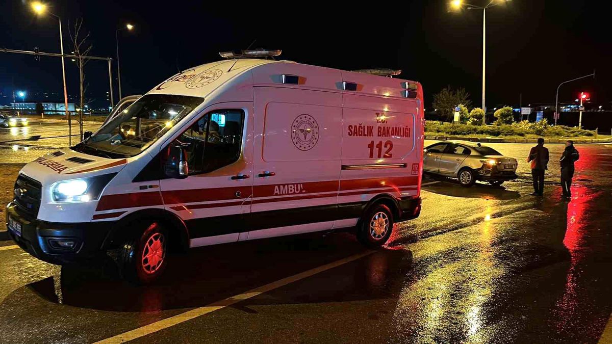 Elazığ\'da Tır ve Otomobil Çarpışması Sonucu 1 Kişi Hayatını Kaybetti