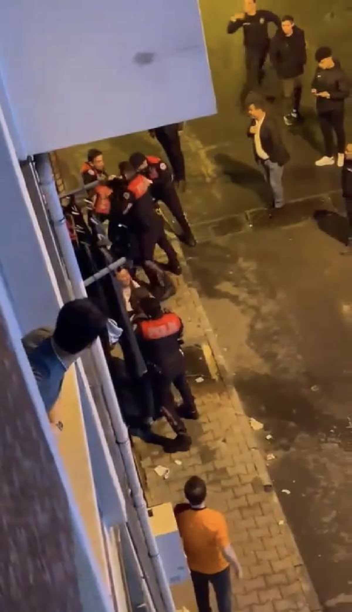 Esenler\'de Uyuşturucu Operasyonu: Şüpheli Yakalandı, Baba ve Ağabeyi de Gözaltına Alındı