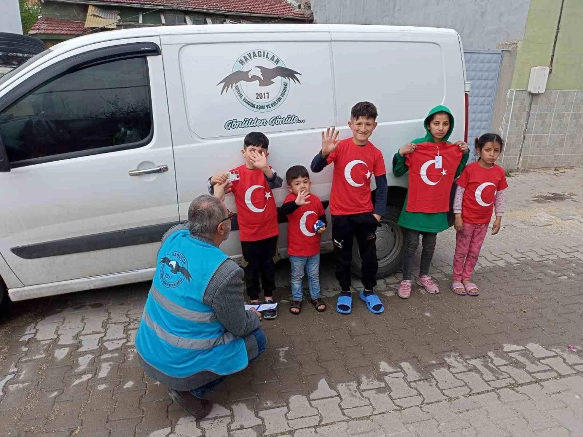 Eskişehir\'de Yardımlaşma Derneği, 23 Nisan\'da İhtiyaç Sahibi Çocuklara Tişört Dağıttı