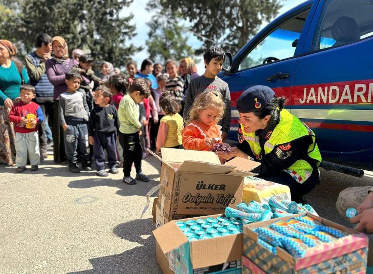 Hatay\'da Jandarmadan çocuklara bayram sürprizi