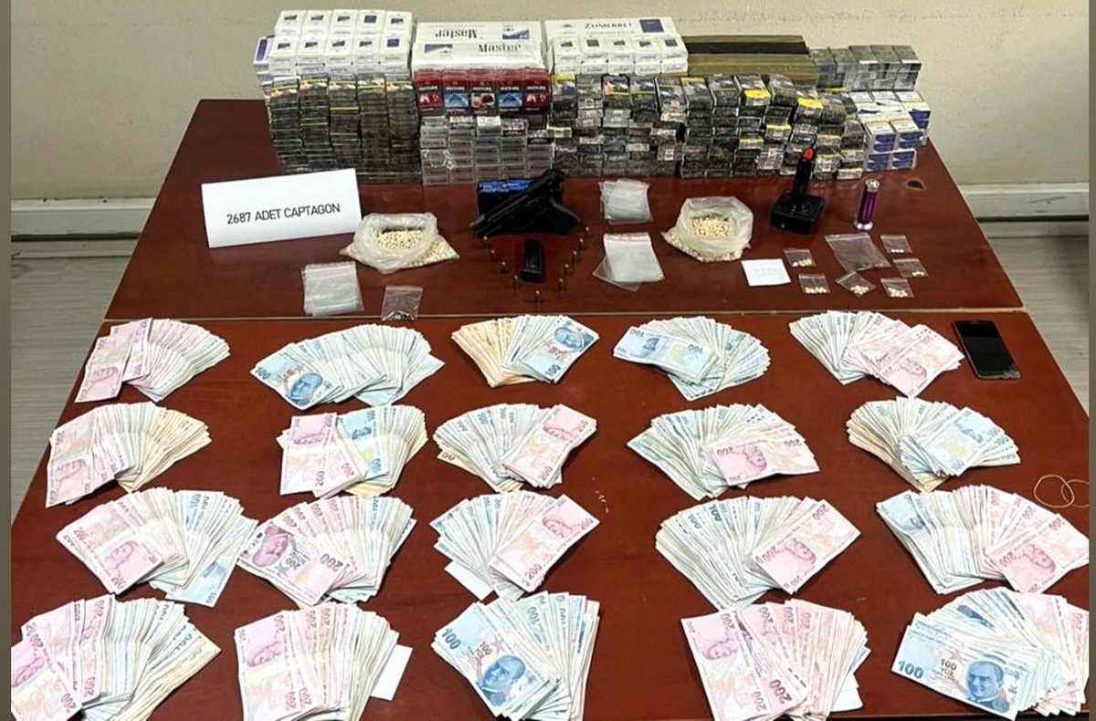 İzmir\'de Uyuşturucu Operasyonu: 4 Şüpheli Gözaltına Alındı, 207 Bin Lira Para Ele Geçirildi