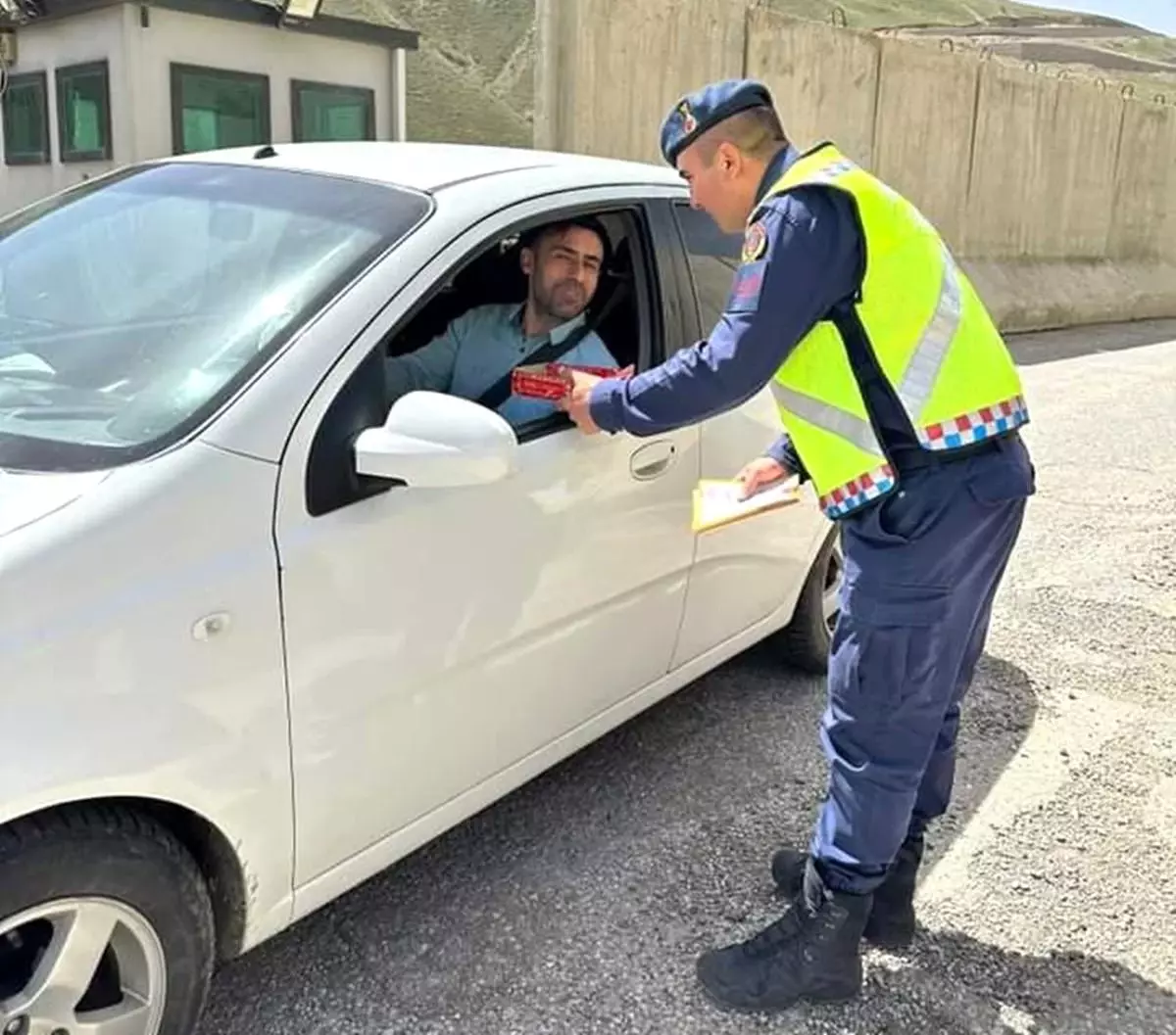 Jandarma ekipleri sürücülere bayram ikramında bulundu