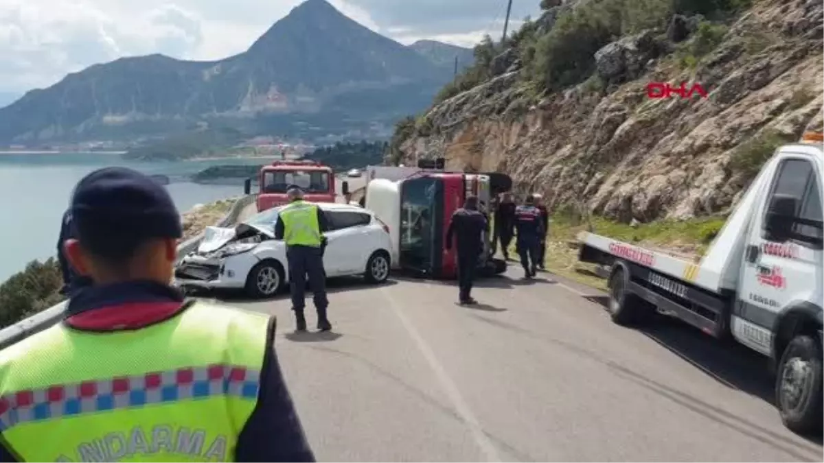 Isparta\'da Kamyonet ve Otomobil Çarpıştı: 6 Yaralı