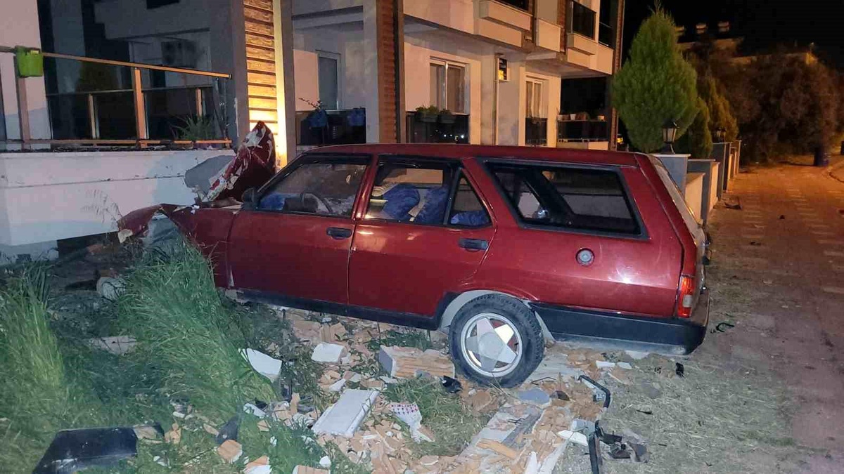 Muğla\'da Kontrolden Çıkan Otomobil Apartman Duvarını Yıkıp Bir Evin Balkonuna Çarptı