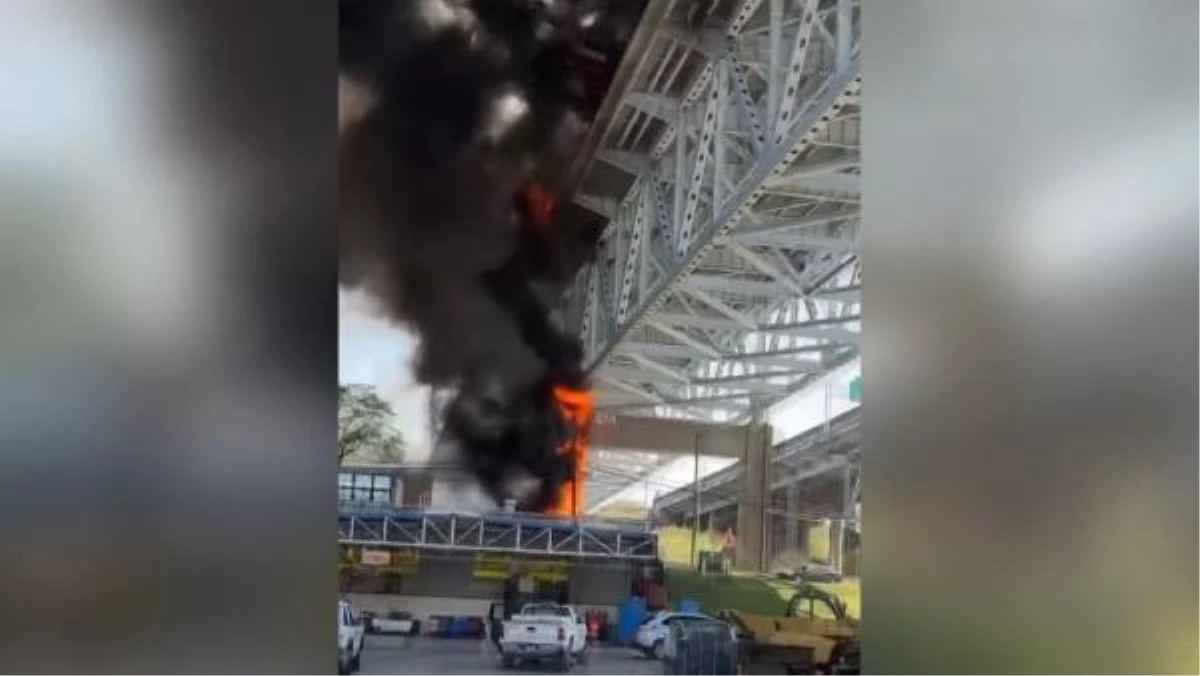 ABD\'nin Connecticut eyaletinde yakıt tankeri kaza yaparak devrildi, yangın çıktı