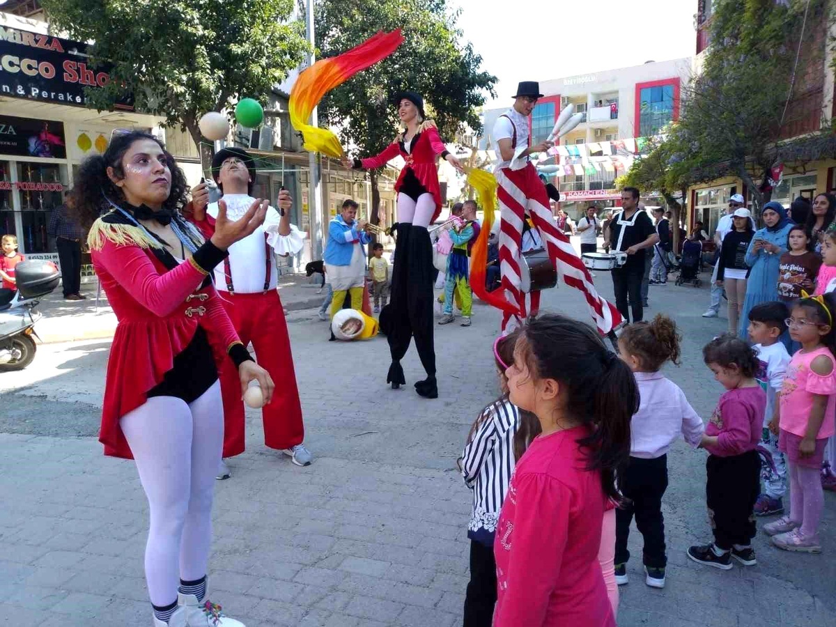 Kuşadası Belediyesi, Mutlu Çocuklar Karnavalı ile 23 Nisan ve Ramazan Bayramı\'nı kutladı