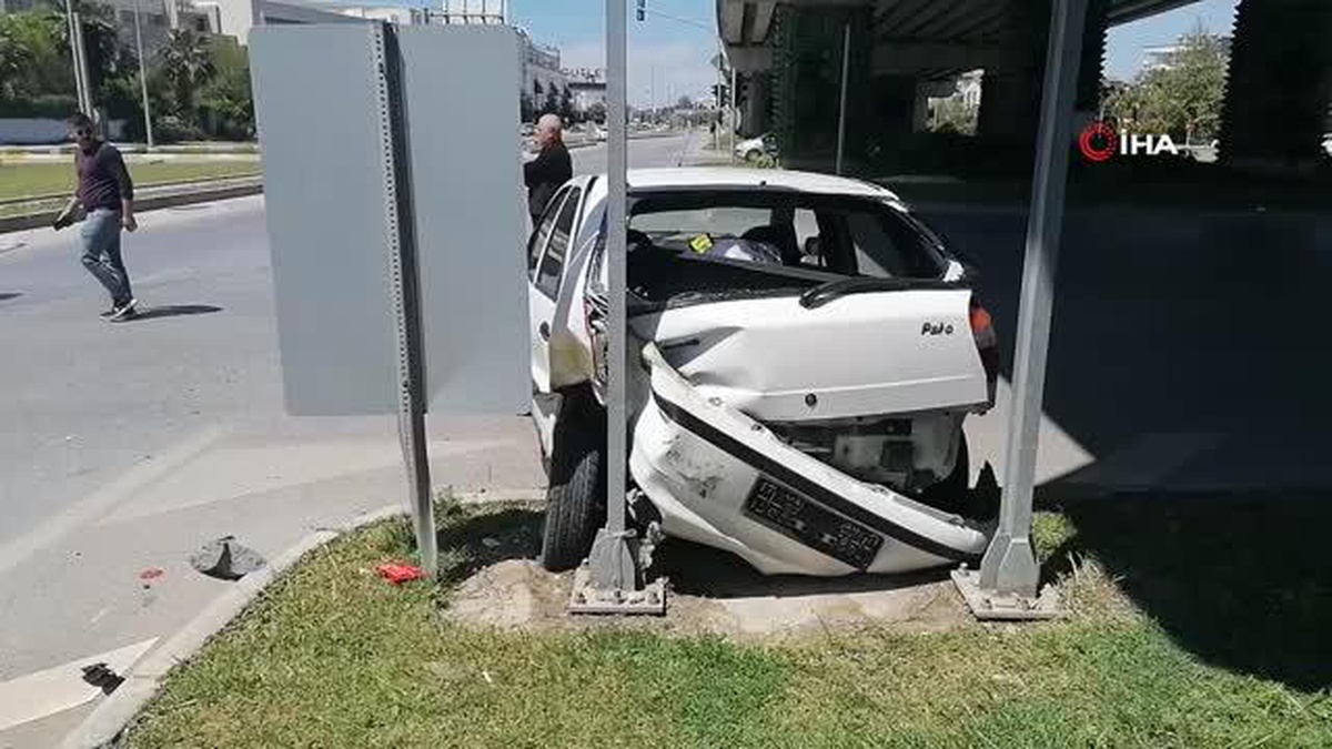 Manavgat\'ta 2 otomobil çarpıştı: 1 yaralı