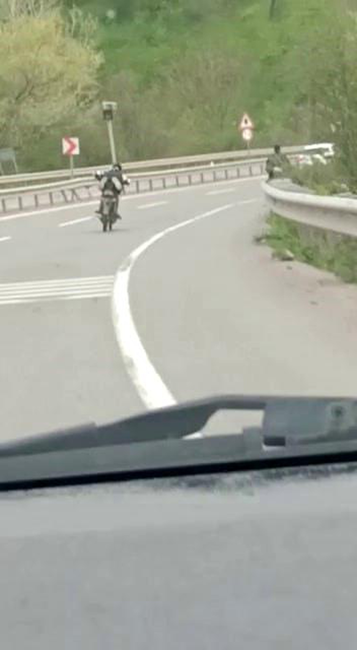 Sürücü ölümü göze alarak motosikletinin üzerine yatarak yolculuk yaptı