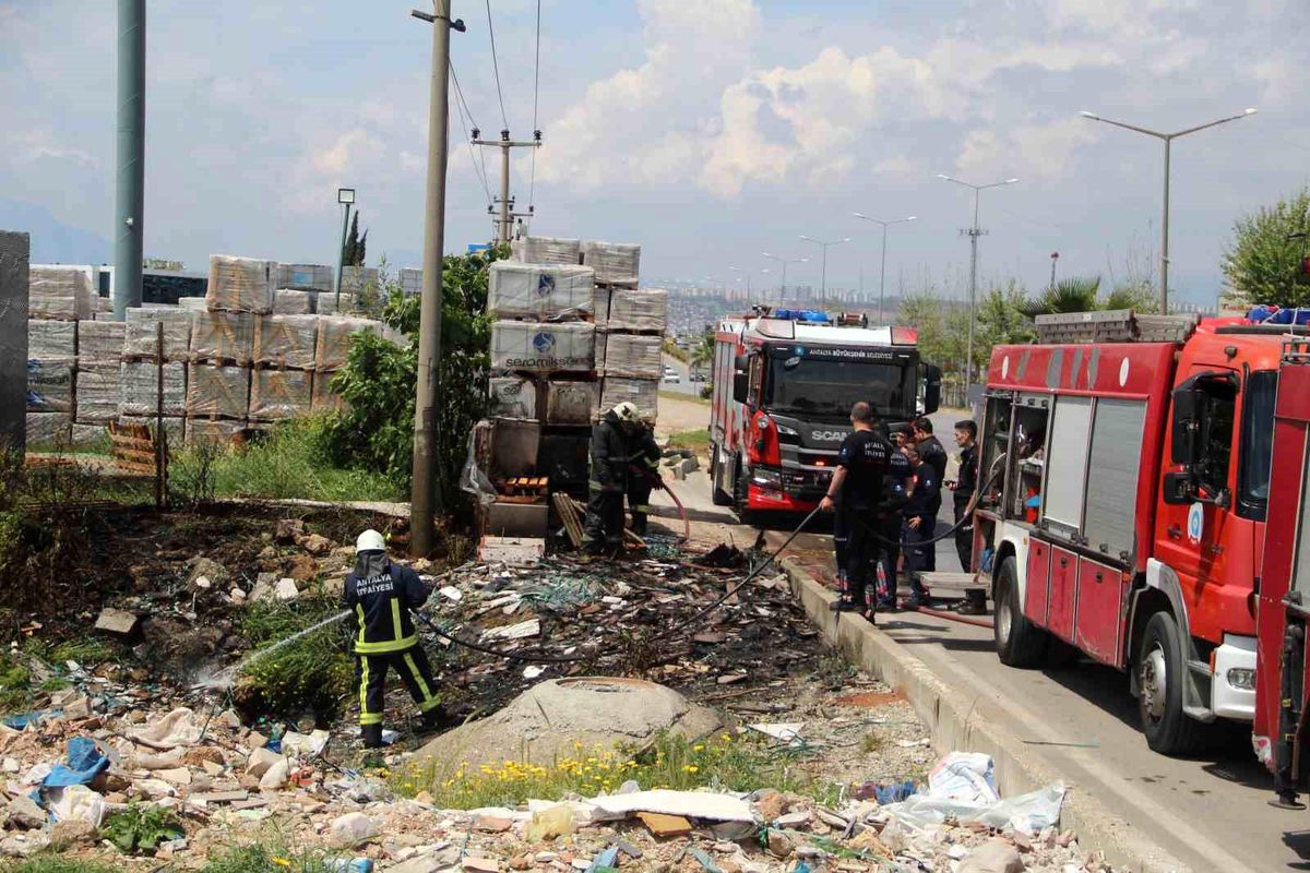 Antalya\'da çıkan yangında seramik satışı yapılan işyeri zarar gördü
