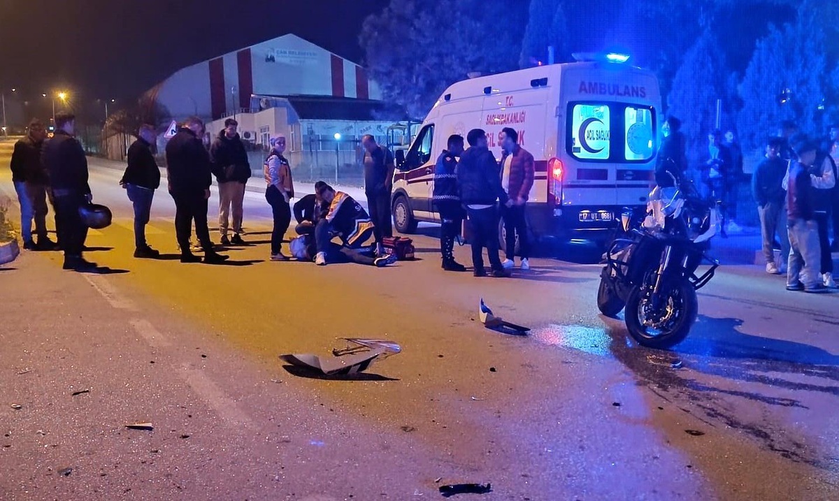 Çanakkale\'de Otomobil ve Motosiklet Çarpıştı: 2 Yaralı