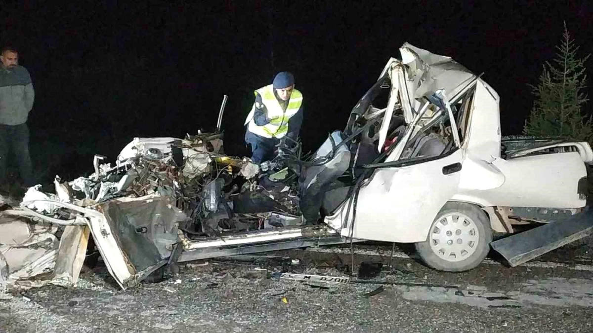 Uşak\'ta Kamyon ve Otomobil Çarpışması: 2 Kişi Hayatını Kaybetti