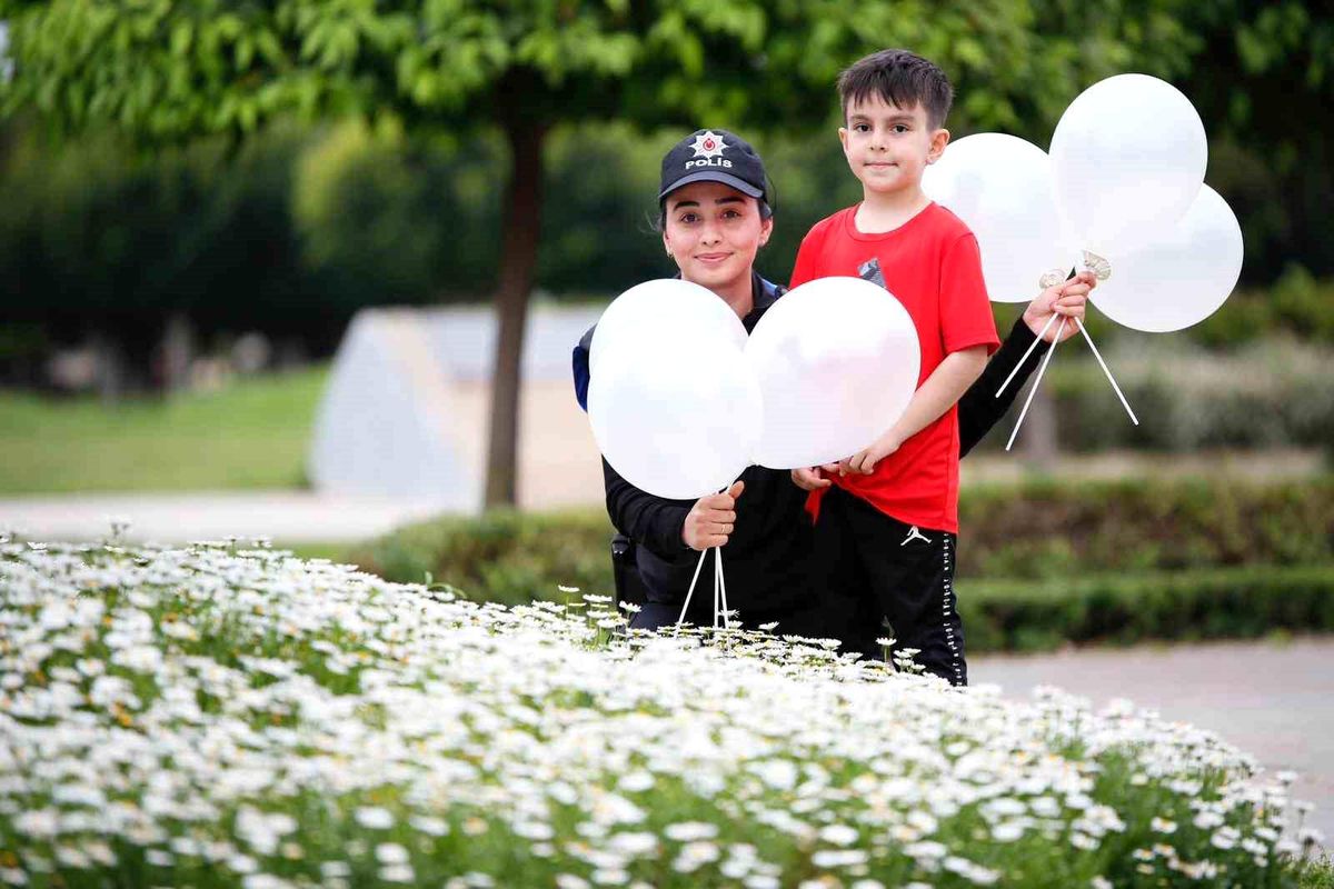 Adana polisi çocuklarla 23 Nisan ve Ramazan Bayramı\'nı kutladı