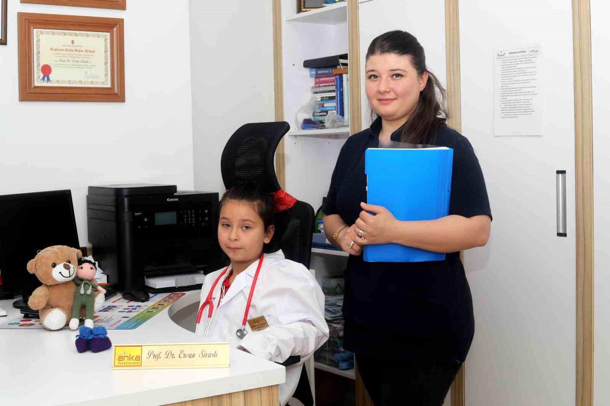 Prof. Dr. Sivaslı koltuğunu Nehir\'e devretti