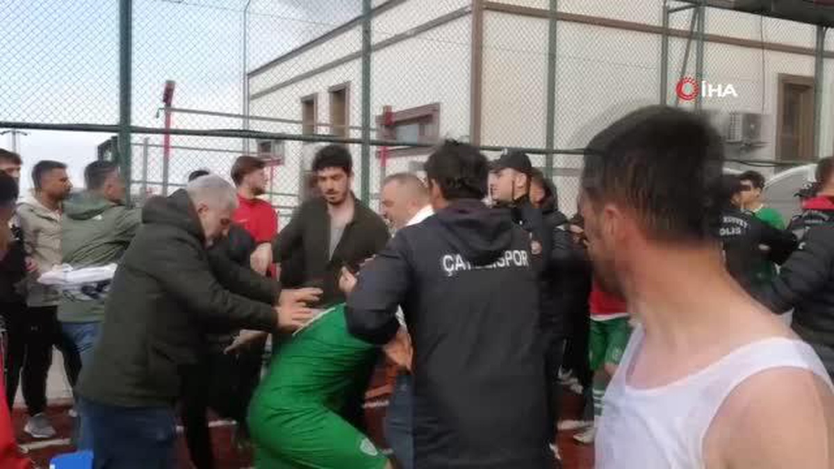 Rize\'de amatör maçta futbolcular arasında kavga çıktı