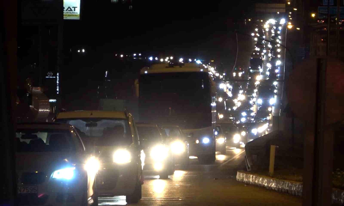 Tatilcilerin dönüş yolculuğu sürüyor: 43 ilin geçiş güzergahında trafik durma noktasına geldi