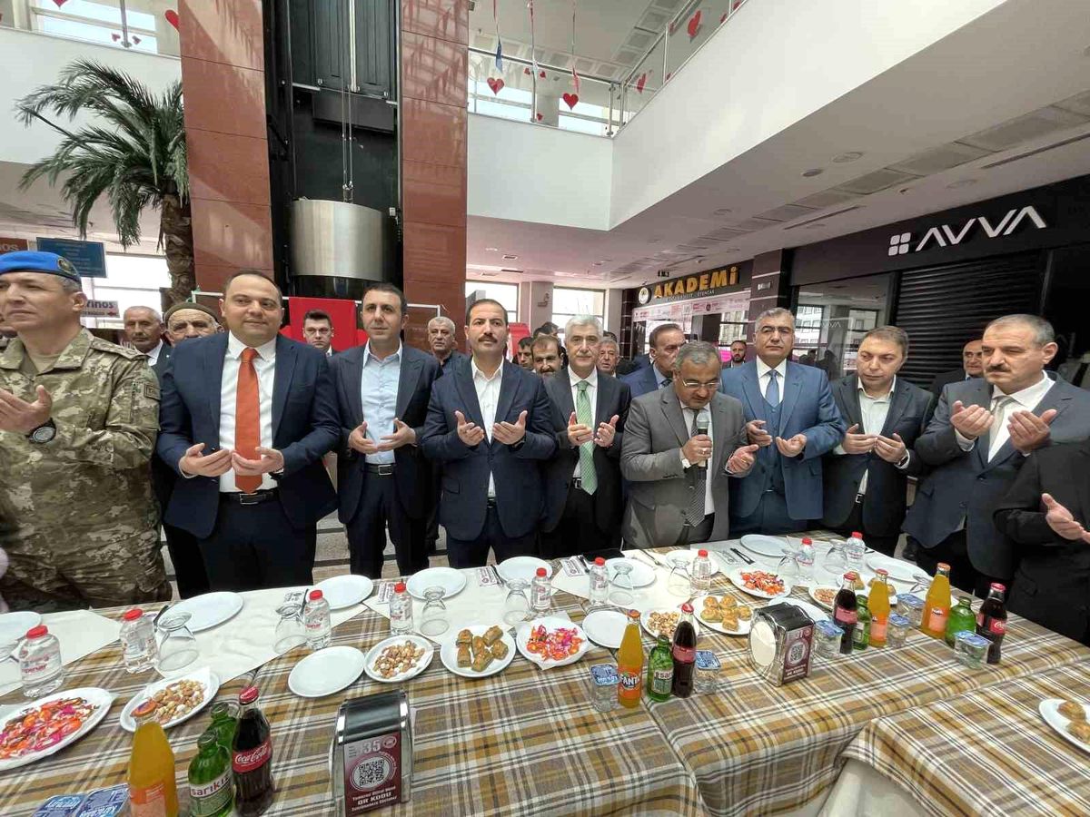 Bitlis\'te Kaymakam Remzi Demir\'in ev sahipliğinde bayramlaşma programı düzenlendi