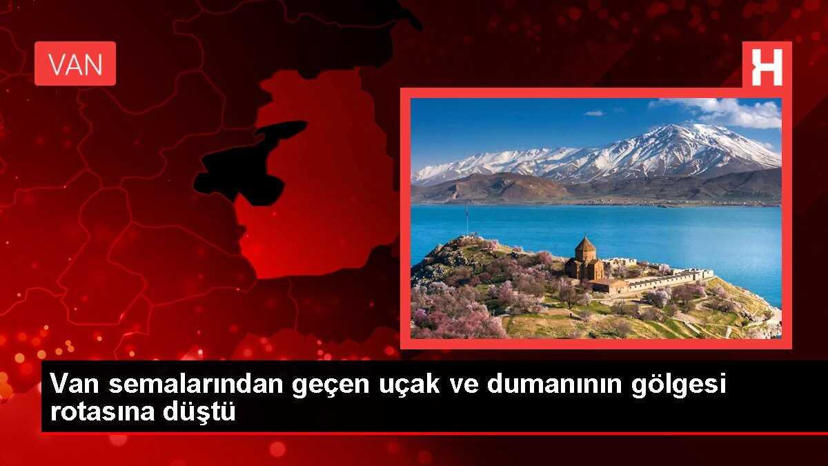 Van semalarında uçak dumanının gölgesi ilginç bir görüntü oluşturdu