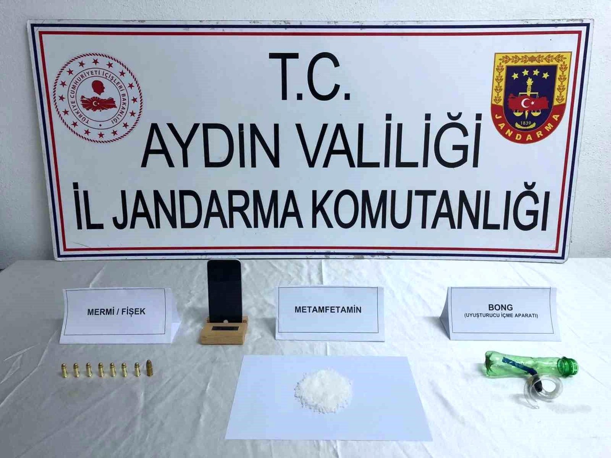 Jandarma Tarafından Yakalanacağını Anlayan Şahıs Araçtan İnen Kaçtı