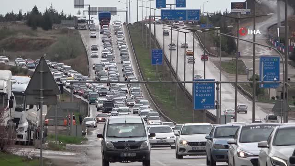 43 ilin geçiş güzergahında trafik yoğunluğu