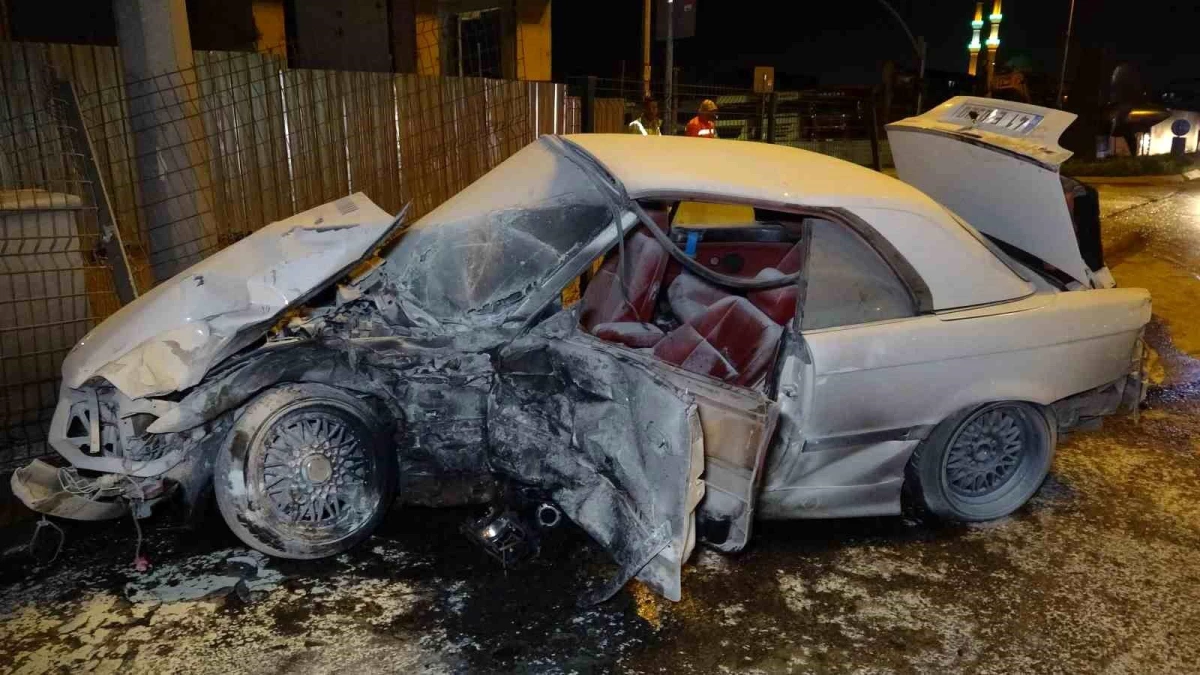 Gölcük\'te Korkunç Kaza: Otomobil Çarpışmanın Şiddetiyle Alev Aldı