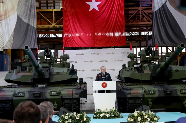 Altay tankının TSK'ya teslim töreninde Cumhurbaşkanı Erdoğan'dan 'Katar'a sattık' eleştirilerine yanıt: Adamın hayatı yalan
