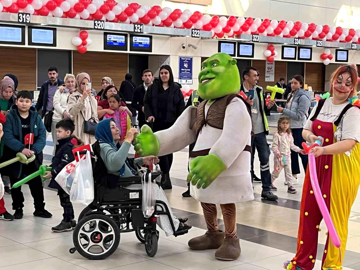 Antalya Havalimanı\'nda 23 Nisan coşkusu