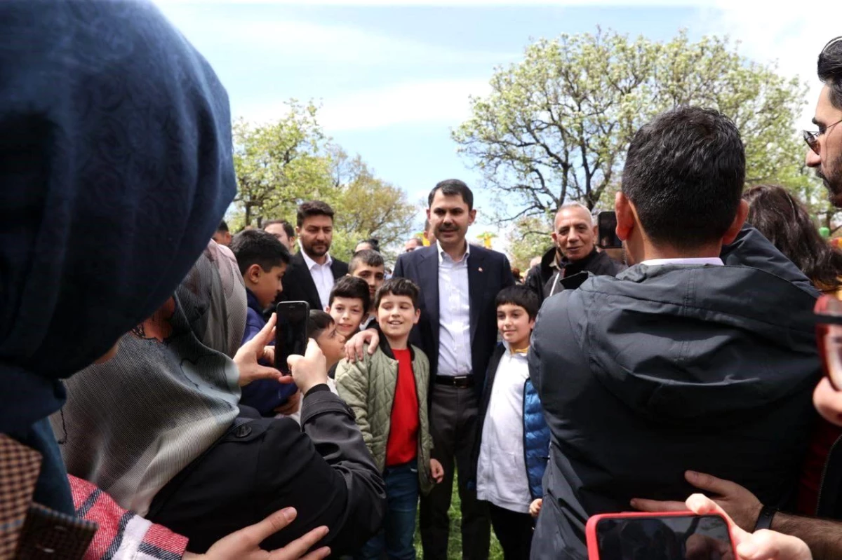 Bakan Murat Kurum, "Tüm gençlerimize birlikte, Türkiye Yüzyılı\'nı armağan edeceğiz ve ülkemizin nice egemenlik bayramlarını işte burada olduğu gibi...