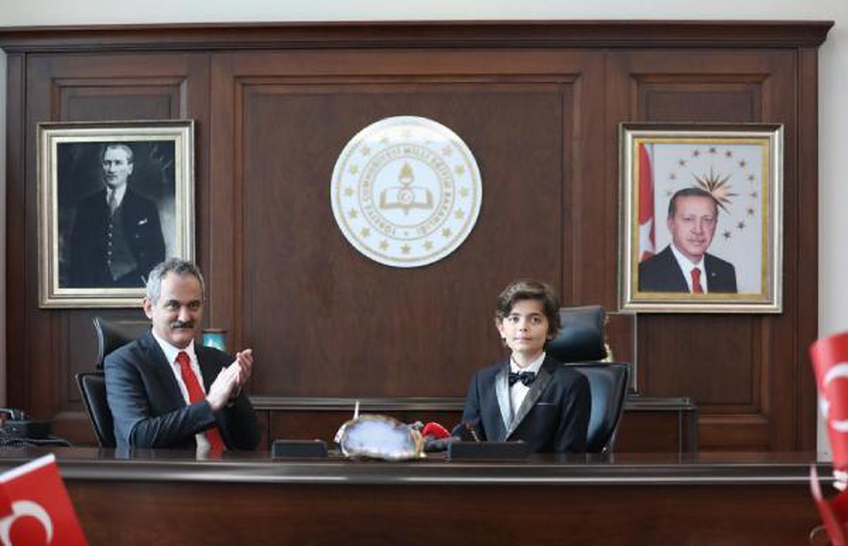 Milli Eğitim Bakanı Mahmut Özer 23 Nisan\'da koltuğunu Kaan Can İl\'e devretti