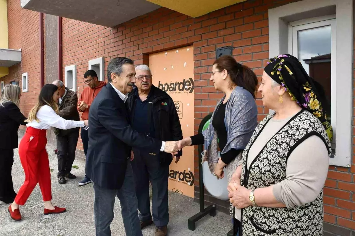 Tepebaşı Belediye Başkanı Ahmet Ataç, depremzede vatandaşlarla bayramlaştı