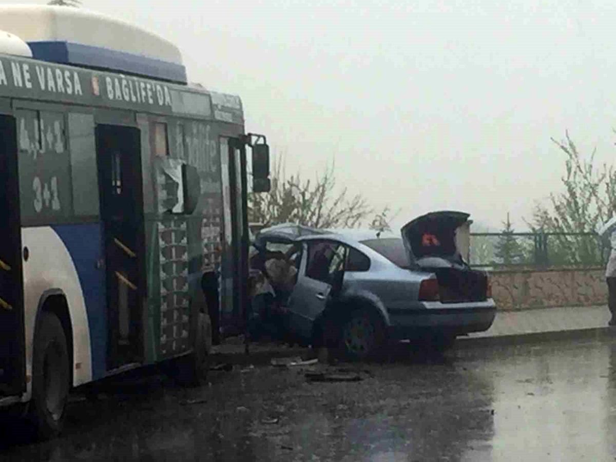 Ankara\'da Halk Otobüsü ile Otomobil Çarpıştı: 1 Ölü