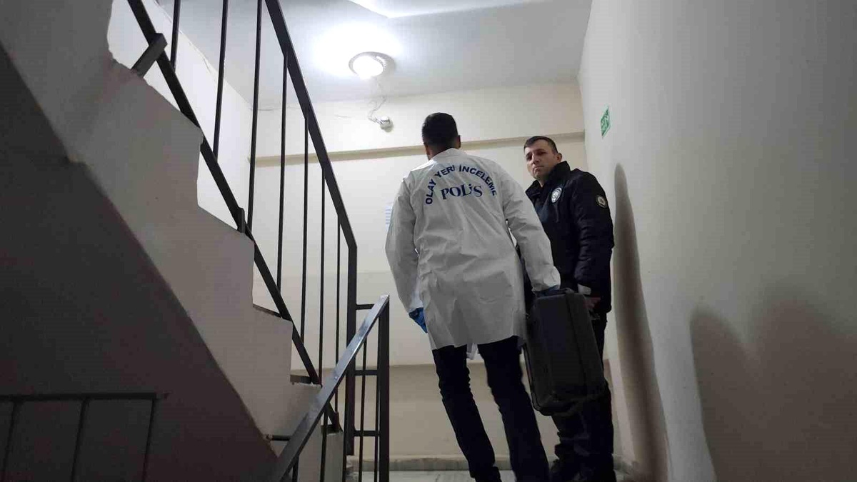 Karabükte Bayram Ziyaretinden Dönen Şahıs Merdivenlerden Düşerek Hayatını Kaybetti