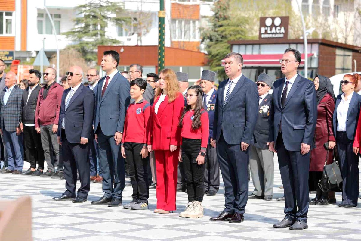 Burdur\'da 23 Nisan kutlamaları çerçevesinde çelenk sunma töreni düzenlendi