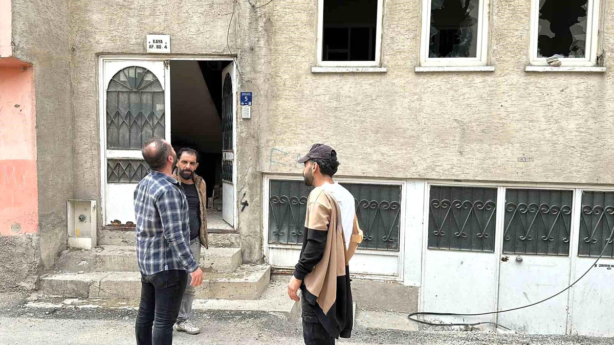 Elazığ\'da depremde hasar gören binaya izinsiz giren kişi pencereden düştü
