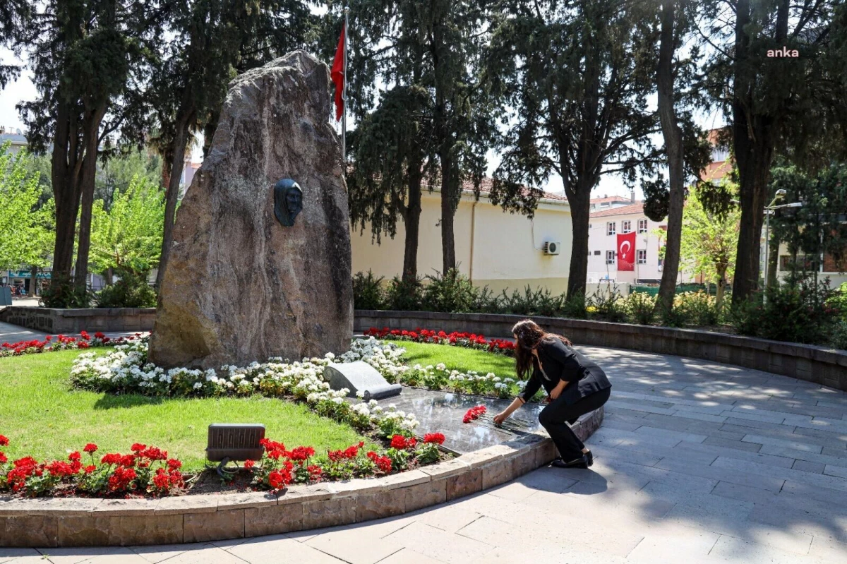 CHP Genel Başkan Yardımcısı Gökçe Gökçen, 23 Nisan\'da; Zübeyde Hanım\'ın Anıt Mezarını Ziyaret Etti
