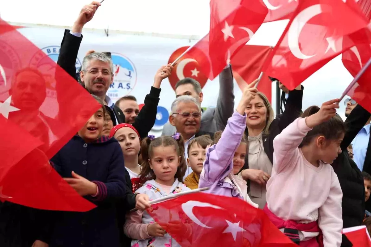 Kayseri Büyükşehir Belediye Başkanı Dr. Memduh Büyükkılıç, 23 Nisan Çocuk Şenliği\'ne katıldı