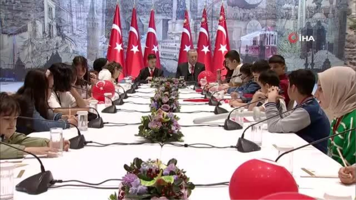 Cumhurbaşkanı Erdoğan Dolmabahçe Ofisinde Depremzede Çocukları Kabul Etti