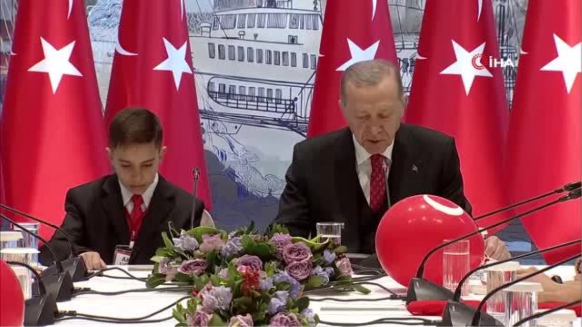 Cumhurbaşkanı Erdoğan, Dolmabahçe Ofisinde Depremzede Çocukları Kabul Etti