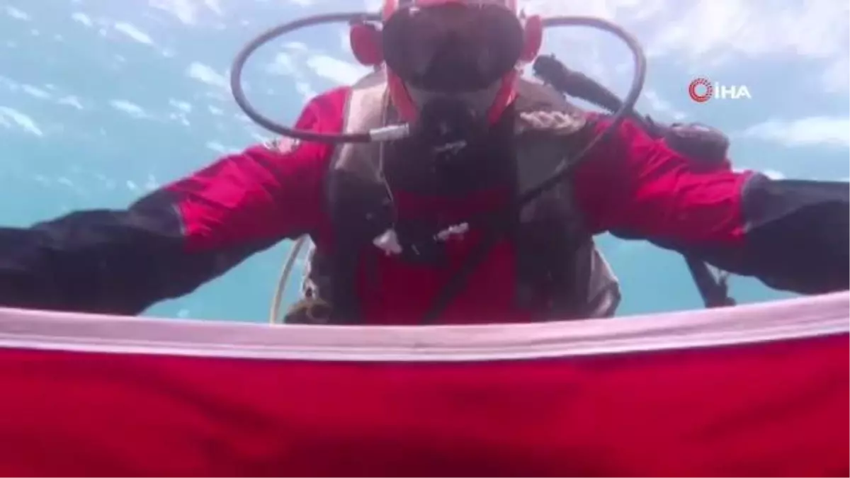 Dalgıçlar Denizin Dibinde 23 Nisan\'ı Türk Bayrağı İle Kutladı