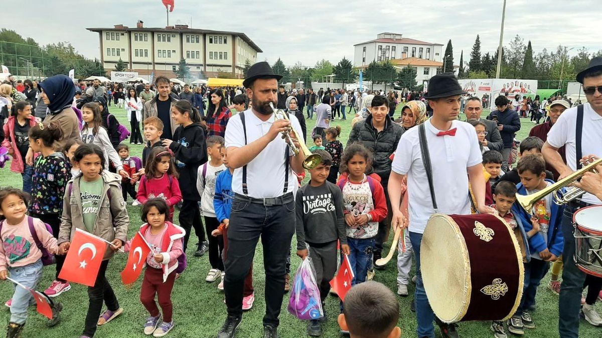 Adıyaman\'da Depremzedeler 23 Nisan Şenliğiyle Eğlendi