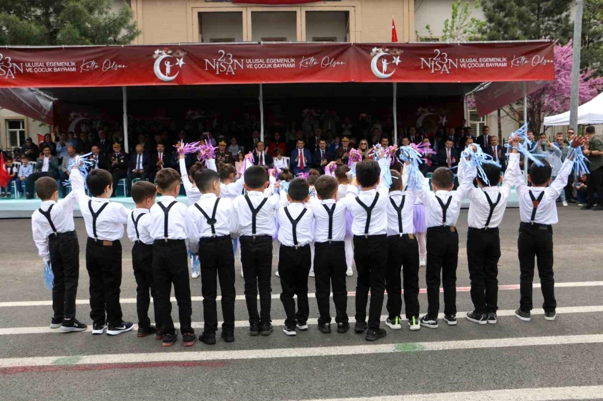 Diyarbakır\'da Çocuklar 23 Nisan ve Ramazan Bayramını Kutladı