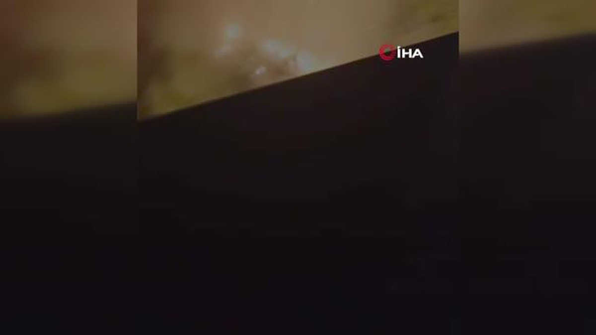Esenyurt\'ta ikinci el eşya dükkanı alev alev yandı: Alevler yan tarafındaki binaya sıçradı